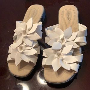 Comfort view 11wide, sandals with suede footbed